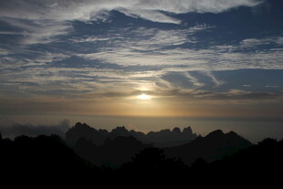 日出时分的壮丽山峦景色