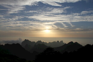 日出时分的壮丽山峦景色