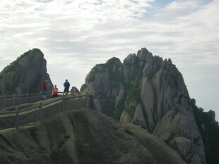巍峨山岭间的游客身影