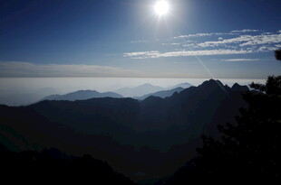 日出下的连绵山脉