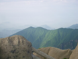 山巅远眺壮丽山峦景色