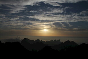 日出时分的山峦云霞