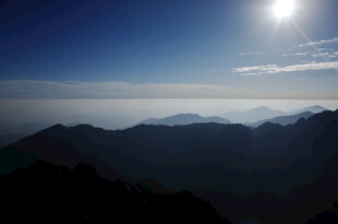 日出下的连绵山脉