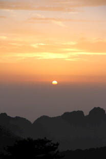 山间绝美日落景色