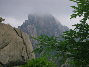 云雾缭绕的巍峨山峰