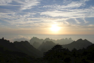 日出群山间壮丽美景