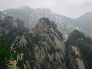 云雾缭绕的壮丽山峰