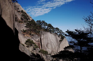 巍峨峻峭的壮丽山景