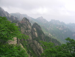 云雾缭绕的壮美山峦