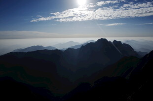 高山云海间的壮丽日光