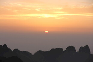 日出时分的壮丽山峦景色