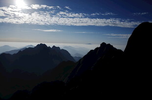 壮丽山景与蓝天交相辉映