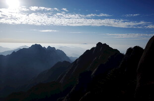 壮丽山景与天际线