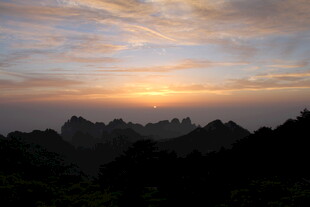 日出时分的山林美景
