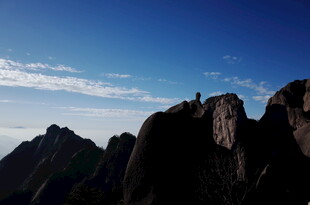 巍峨山峰映蓝天