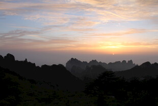 山间壮丽日出美景