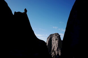 山巅孤影 壮览险峻奇峰