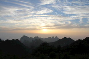 日出时分的壮丽山峦景色