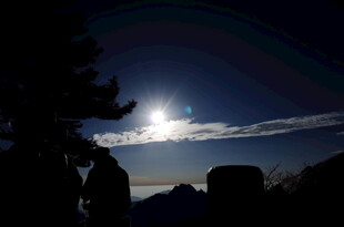 月夜下的山景剪影