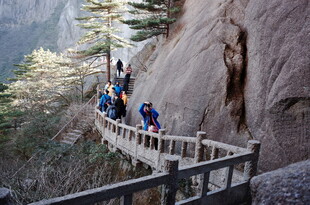 游客攀登山间木质栈道