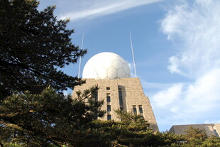 天文台建筑与蓝天绿树