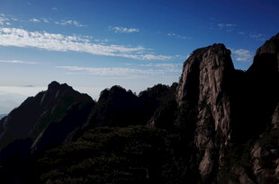 巍峨山峰映蓝天