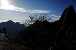 日出时分的山景剪影
