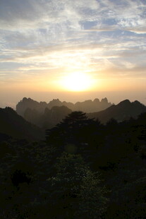 日出时分的壮丽山峦景色
