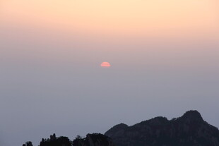 日落时分的山峦美景