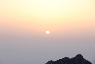 日出时分的山巅美景