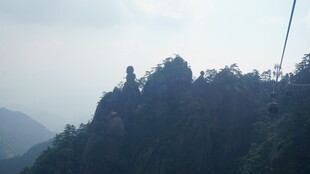 山间索道旁的秀丽峰景
