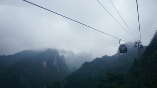 云雾中运行的山间缆车