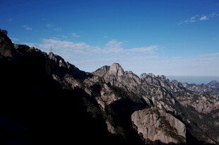 巍峨山峦映蓝天