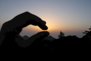 手影勾勒夕阳美景