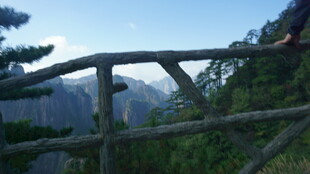 山间木桥望壮丽山景