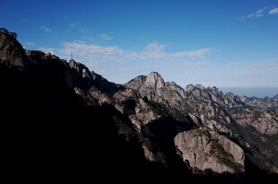 巍峨山峦映蓝天