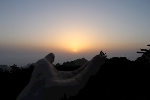 夕阳下的雕塑景观