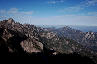 壮丽山景 蓝天白云下的巍峨