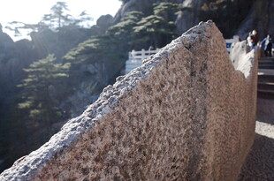 山间石砌步道旁的石壁