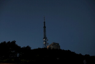 夜幕下的高耸电视塔