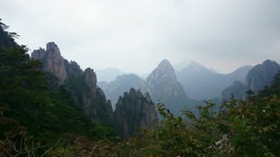 云雾缭绕的壮美山峦景色