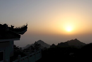 夕阳下的中式建筑轮廓