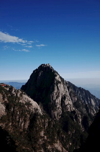 巍峨高山 蓝天相伴