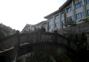 古桥旁的古朴建筑