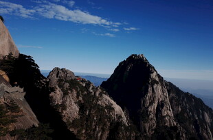 巍峨群山蓝天相伴