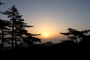 日落时分的山林剪影