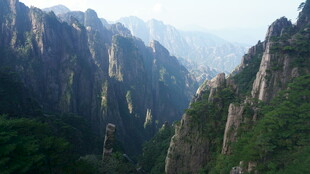 壮丽巍峨的高山峡谷景观