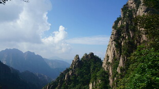 壮丽山景 蓝天白云伴奇峰