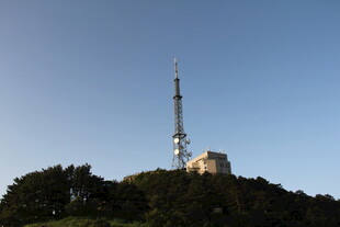 山顶通信塔