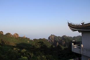 古建一角望青山美景